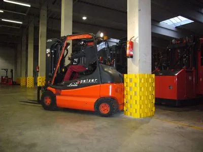 Column edge protection in a warehouse